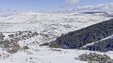 Kayak pistli karla kaplı yamaçlar açık mavi gökyüzü güneşli bir gün.