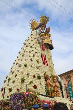 Valencia 'daki Las Fallas dini festivalinde çiçeklerle kaplı Bakire Meryem Heykeli. Bakire Meryem 'e çiçek. Valencia, İspanya - 17 Mart 2025.