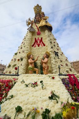 Valencia 'daki Las Fallas dini festivalinde çiçeklerle kaplı Bakire Meryem Heykeli. Bakire Meryem 'e çiçek. Valencia, İspanya - 17 Mart 2025.