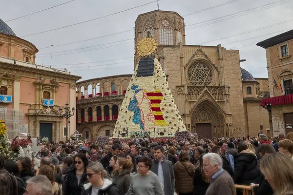 Turist kalabalığı Bakire Meryem 'e sunulan çiçek sırasında Valencia Meydanı' nı ziyaret eder. Valencia, İspanya - 17 Mart 2025.