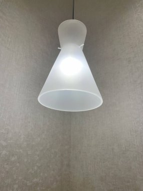 Samimi bir dekoratif lambanın manzarası Yumuşak ışık harcıyor.