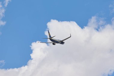 İrlanda havayolu şirketi Ryanair tarafından işletilen bir Boeing 737 havalanır. Valencia, İspanya - 11 Mayıs 2025.