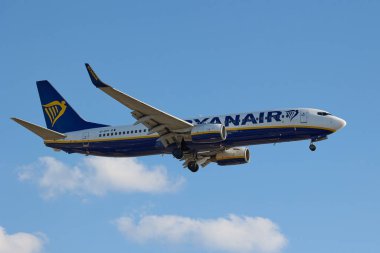 İrlandalı havayolu şirketi Ryanair tarafından işletilen ticari bir jet Boeing 738, iniş takımlarını genişleterek iniş yapmaya hazırlanıyor. Valencia, İspanya - 11 Mayıs 2025.