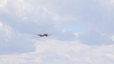 Çok amaçlı bir turbopervane uçağının uçuşu. Valencia, İspanya - 11 Mayıs 2025.