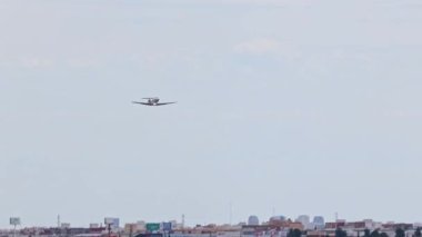 Hafif bir jet uçağı Cessna 525 havalanıyor ve üstümüzden uçuyor. Valencia, İspanya - 11 Mayıs 2025.