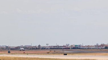 İrlanda havayolu şirketi Ryanair tarafından işletilen ticari bir jet Boeing 737, iniş takımlarını geri çeker. Valencia, İspanya - 11 Mayıs 2025.
