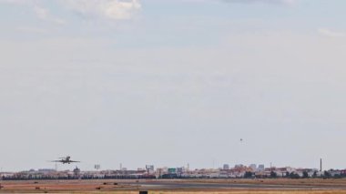 Uçak havaalanından havalanıyor ve üstümüzden uçuyor..