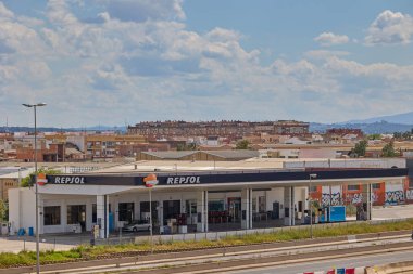 Repsol benzin istasyonu Valencia havaalanının yanında. Valencia, İspanya - 11 Mayıs 2025.
