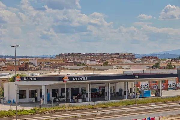 Repsol benzin istasyonu Valencia havaalanının yanında. Valencia, İspanya - 11 Mayıs 2025.