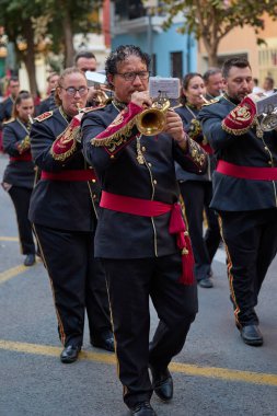 Denizcilik Kutsal Haftası Festivali (Semana Santa Marinera) sırasında Kutsal Cenaze Töreni 'nde bando müzisyenlerinin katıldığı bir festival alayı. Valencia, İspanya - 19 Nisan 2025.