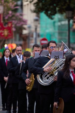Denizcilik Kutsal Haftası Festivali (Semana Santa Marinera) sırasında Kutsal Cenaze Töreni 'nde bando müzisyenlerinin katıldığı bir festival alayı. Valencia, İspanya - 19 Nisan 2025.