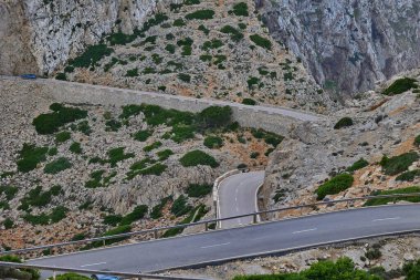 Kayalık dağların arasından geçen bir yolun manzarası.