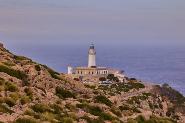 Mallorca 'nın güneyindeki Kaptan Formentor deniz fenerinde. Mallorca, İspanya - 9 Ekim 2024.
