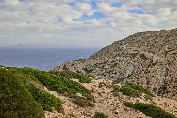 Kayalık dağların arasından geçen bir yolun manzarası.
