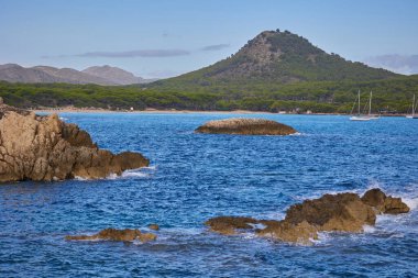 Mallorca 'daki güzel Cala Agulla plajının panoramik manzarası.
