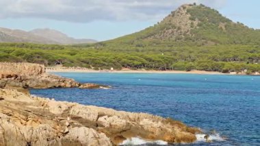 Mallorca 'daki güzel Cala Agulla plajının panoramik manzarası. Palma, Mallorca, İspanya - 9 Ekim 2024.