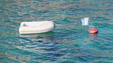 Lastik bot dalış şamandırasına bağlı.