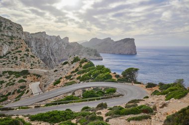 Kayalık dağların arasından geçen bir yolun manzarası.
