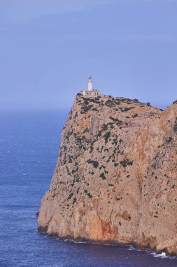 Mallorca, İspanya 'nın güneyindeki bir uçurumun tepesindeki Kaptan Formentor deniz feneri..