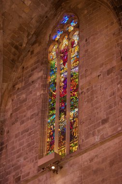 Palma 'daki Santa Maria Katedrali' nin süslü gotik iç mimarisi. Palma de Mallorca, İspanya - 9 Ekim 2024.