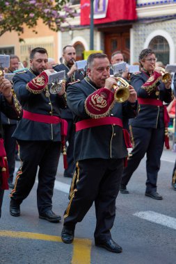 Denizcilik Kutsal Haftası Festivali (Semana Santa Marinera) sırasında Kutsal Cenaze Töreni 'nde bando müzisyenlerinin katıldığı bir festival alayı. Valencia, İspanya - 19 Nisan 2025.