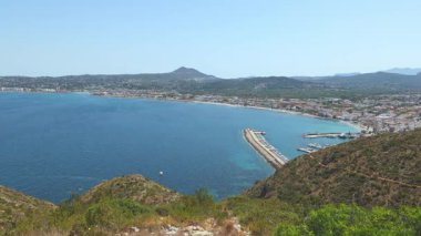 İspanya 'nın Cape Sant Antoni kentindeki kayalıklardan Akdeniz manzarası açık mavi su ve gökyüzü ufka kadar uzanıyor.