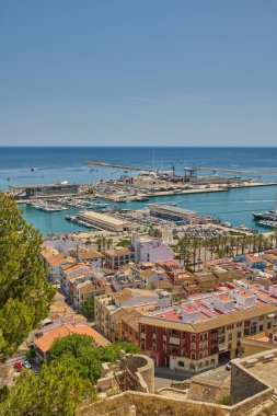 İskeleye demirlemiş yatlarla dolu Denia Limanı 'nın yukarısından manzara. Denia, İspanya - 31 Mayıs 2025.