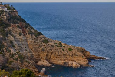 Akdeniz kıyısındaki kayalık bir uçuruma çarpan deniz dalgalarının dramatik sahili ham doğal enerjiyi ve manzaralı güzelliği gözler önüne seriyor.
