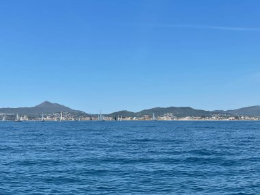 Ufukta yatları olan yelkenli yarışı..