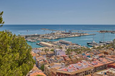 İskeleye demirlemiş yatlarla dolu Denia Limanı 'nın yukarısından manzara. Denia, İspanya - 31 Mayıs 2025.