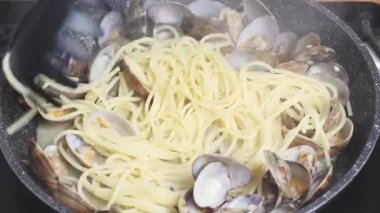 İstiridyeli geleneksel İtalyan deniz ürünleri makarnası pişiriyorum. Spagetti alle Vongole.
