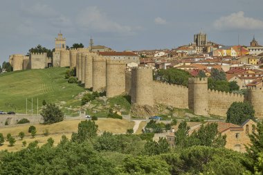 İspanya 'nın Cuatro Postes bakış açısıyla ünlü ortaçağ şehir duvarlarıyla tarihi Avila kentinin panoramik manzarası.