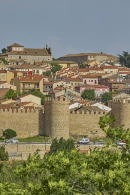 Avila 'nın tarihi şehri Cuatro Postası' nın bakış açısıyla ünlü ortaçağ şehir duvarları İspanya.