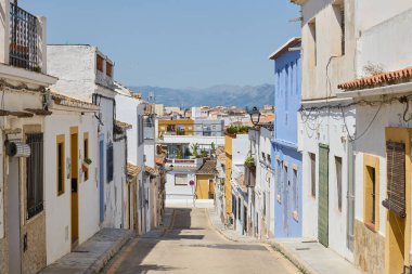 Denia 'nın eski kısmında güzel evleri olan dar bir sokak. Denia, Alicante, İspanya - 31 Mayıs 2025.