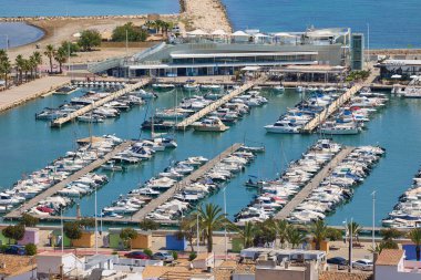 İskeleye demirlemiş yatlarla dolu Denia Limanı 'nın yukarısından manzara. Denia, İspanya - 31 Mayıs 2025.