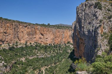 Chulilla 'daki güzel Turia Nehri vadisi ve kanyonu. Chulilla, Valensiyalı Topluluğu, İspanya.