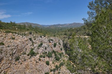 Chulilla 'daki güzel Turia Nehri vadisi ve kanyonu. Chulilla, Valensiyalı Topluluğu, İspanya.
