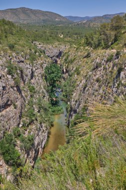 Chulilla 'daki güzel Turia Nehri vadisi ve kanyonu. Chulilla, Valensiyalı Topluluğu, İspanya.
