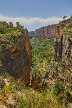 Chulilla 'daki güzel Turia Nehri vadisi ve kanyonu. Chulilla, Valensiyalı Topluluğu, İspanya.