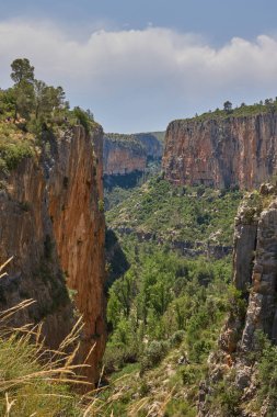 Chulilla 'daki güzel Turia Nehri vadisi ve kanyonu. Chulilla, Valensiyalı Topluluğu, İspanya.