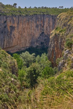 Chulilla 'daki güzel Turia Nehri vadisi ve kanyonu. Chulilla, Valensiyalı Topluluğu, İspanya.