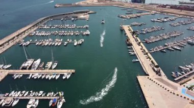 Marina Valencia 'nın tekneleri, yatları ve deniz manzaralı insansız hava aracı görüntüsü. Valencia, İspanya - 2 Ağustos 2025.
