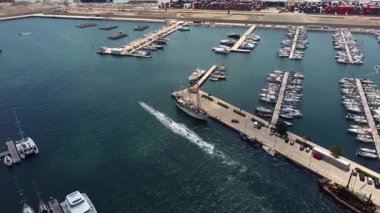Marina Valencia 'nın tekneleri, yatları ve deniz manzaralı insansız hava aracı görüntüsü. Valencia, İspanya - 2 Ağustos 2025.