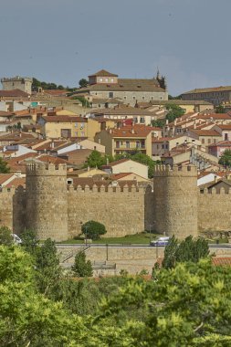 Avila 'nın tarihi şehri Cuatro Postası' nın bakış açısıyla ünlü ortaçağ şehir duvarları İspanya.