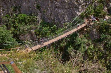 Footbridge, Turia nehri üzerindeki asma köprü. Puente Colgante. Chulilla, Valensiyalı Topluluğu, İspanya - 18 Mayıs 2025.