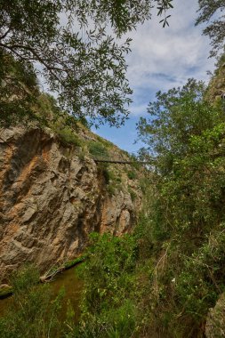 Footbridge, Turia nehri üzerindeki asma köprü. Puente Colgante Chulilla, İspanya.