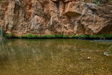 Chulilla 'daki güzel Turia Nehri vadisi ve kanyonu. Chulilla, Valensiyalı Topluluğu, İspanya.