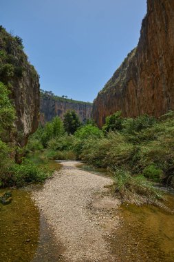 Chulilla 'daki güzel Turia Nehri vadisi ve kanyonu. Chulilla, Valensiyalı Topluluğu, İspanya.