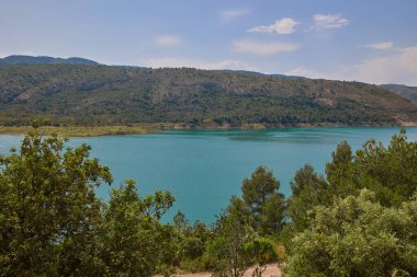 Güzel Loriguilla Reservoir berrak turkuaz suyu, Chulilla, Valencia, İspanya.