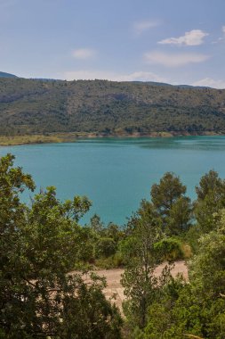 Güzel Loriguilla Reservoir berrak turkuaz suyu, Chulilla, Valencia, İspanya.